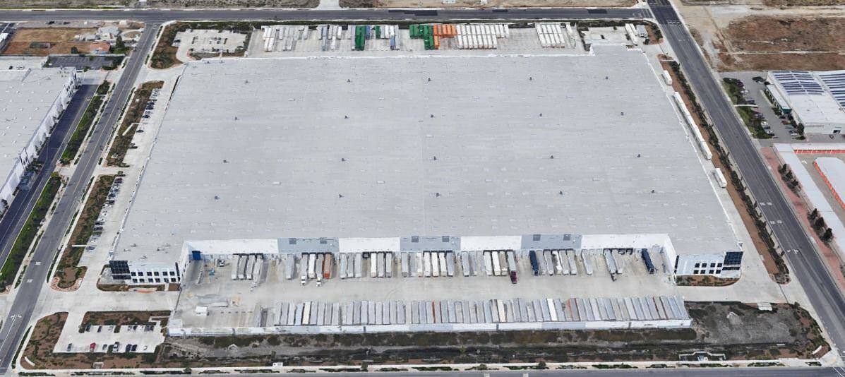 Aerial view of a large warehouse with several docks for trucks.